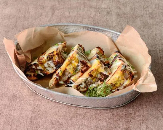 Arayes: pita tostada rellena de pescado