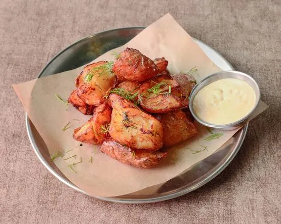 Bravas con mantequilla de eneldo al lado