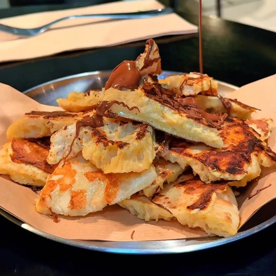 French Pita Toast: trozos de pita dorada con chocolate fundido por encima
