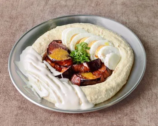 Hummus Sabij con huevo y berenjena